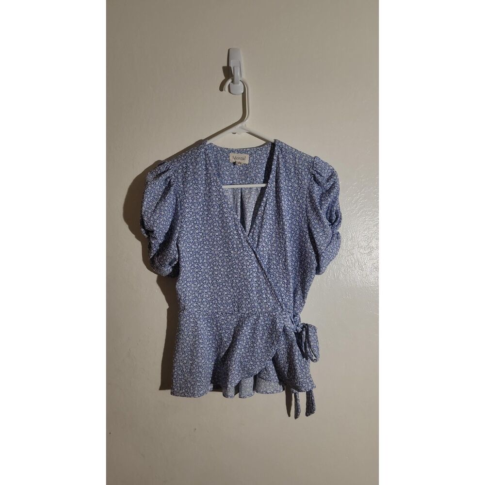 Meraki Women's Blue & White Floral Short Sleeve Wrap Peplum Top sz S EUC